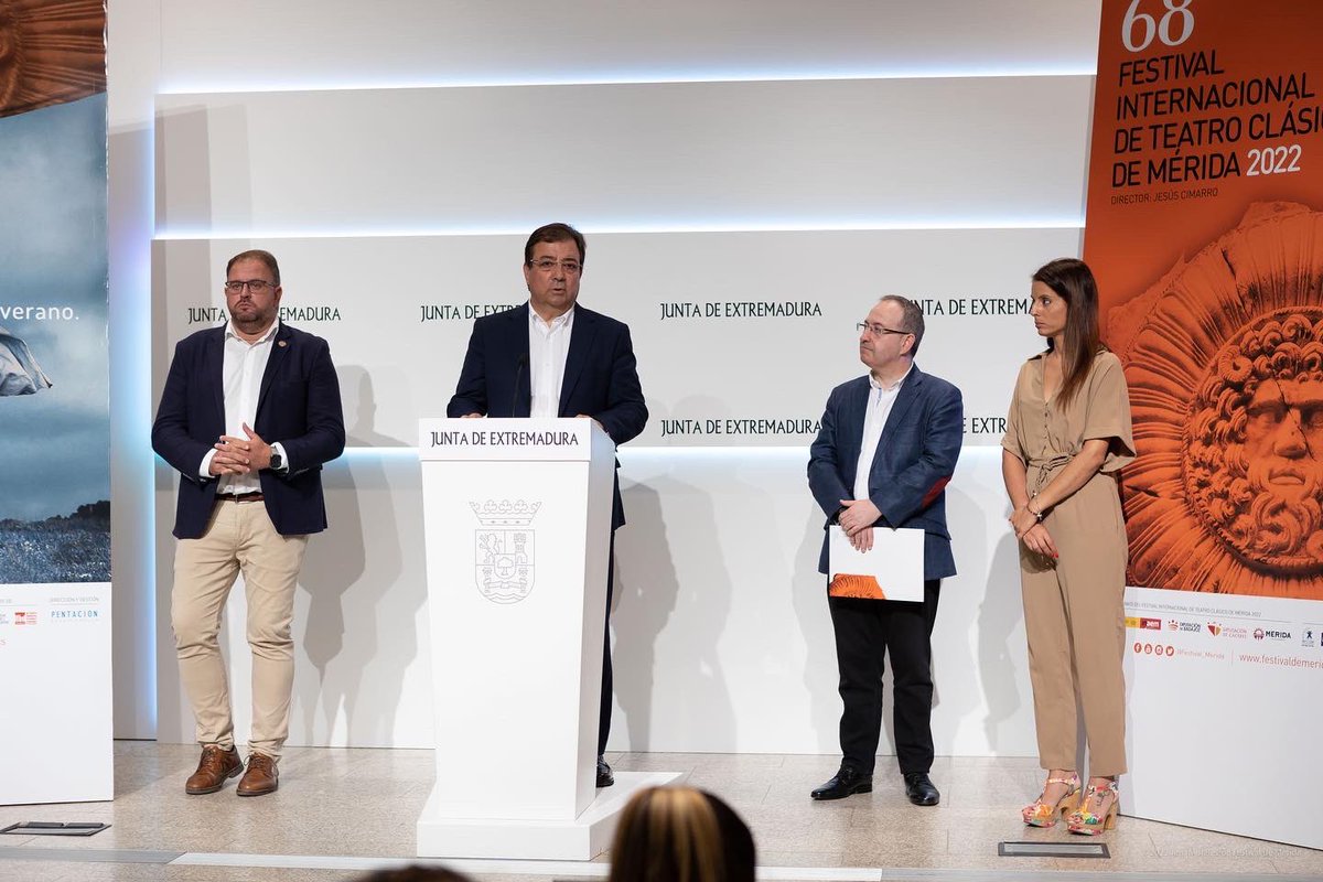 Festival_Merida's tweet photo. 🟠🎭 #Merida68 cierra con 147.053 asistentes y un superávit de 225.000 euros
Aquí un #resumen en #fotos de la #RuedaddePrensa de #balance 👏
#FestivaldeMerida #Festival #Merida #TeatroRomano #teatro #balance #cierre https://t.co/rPxRtNH18P