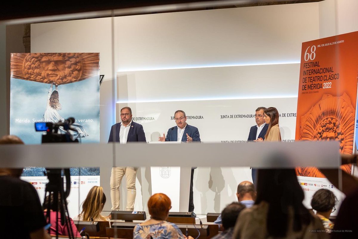 Festival_Merida's tweet photo. 🟠🎭 #Merida68 cierra con 147.053 asistentes y un superávit de 225.000 euros
Aquí un #resumen en #fotos de la #RuedaddePrensa de #balance 👏
#FestivaldeMerida #Festival #Merida #TeatroRomano #teatro #balance #cierre https://t.co/rPxRtNH18P