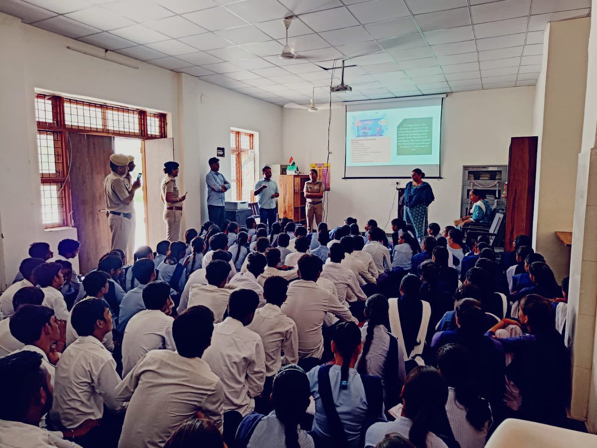 gurgaonpolice's tweet photo. #थाना महिला पश्चिम,गुरुग्राम की टीम द्वारा Govt. Sr.Sec. स्कूल बजघेड़ा के बच्चों (लड़के/लड़कियां) व स्कूल के स्टाफ को PPT के माध्यम से साईबर अपराधों के बारे में विस्तारपूर्वक जानकारी देते हुए उन अपराधों से बचाव व उनके निवारण के बारे बताकर जागरूक किया गया।
@police_haryana @cmohry https://t.co/yCrTmpOjuj