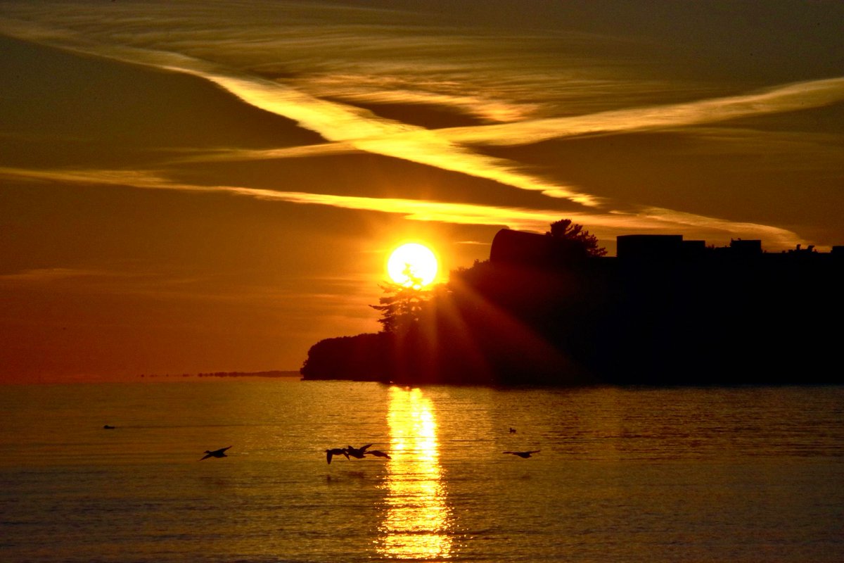 barb_anello's tweet photo. Sunset over #LakeNipissing ― North Bay, ON  🇨🇦

#JustNorthEnoughToBePerfect 

📷 Keith Campbell https://t.co/gNkl4tyVL0