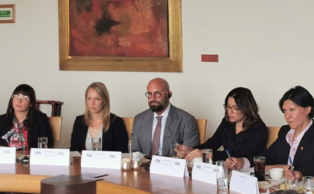 FDA_Global's tweet photo. @FDA_Global’s Mark Abdoo &amp; staff held a fruitful meeting with medical product industry associations in Mexico - @Canifarma, @Cofarmex, &amp; @amidmx - discussing supply chains, challenges accessing the U.S. market, ICH guidelines, &amp; opportunities for collaboration. https://t.co/YbGUpcIEkq
