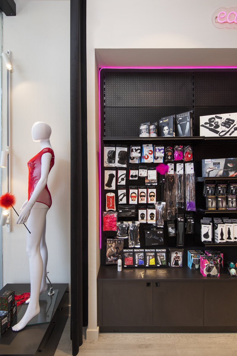 Seductime1's tweet photo. New Look! Así de bonita luce nuestra boutique erótica en #centrocomercialSplau 
#ErotismoPuro #erotisme #jugueteseroticos #lhospitalet #barcelona https://t.co/XiuphpyBVx