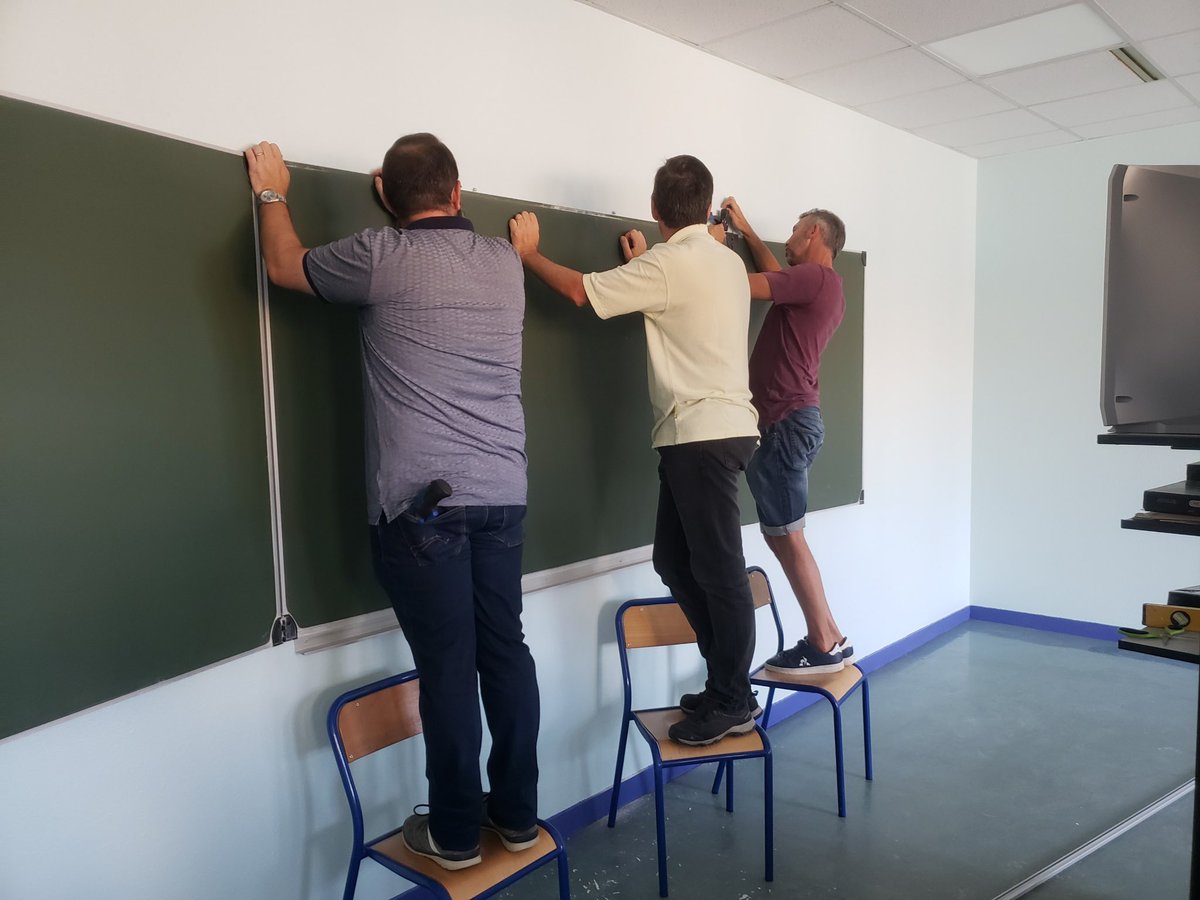 gmilleperdir's tweet photo. Veille de rentrée des enseignants: on fignole l’accueil et la finalisation des salles en mettant la main à la pâte (équipe de direction complète) - puis barbecue de rentrée dans mon jardin où comment unir et souder l’équipe de direction. https://t.co/WSGCBhuSDx