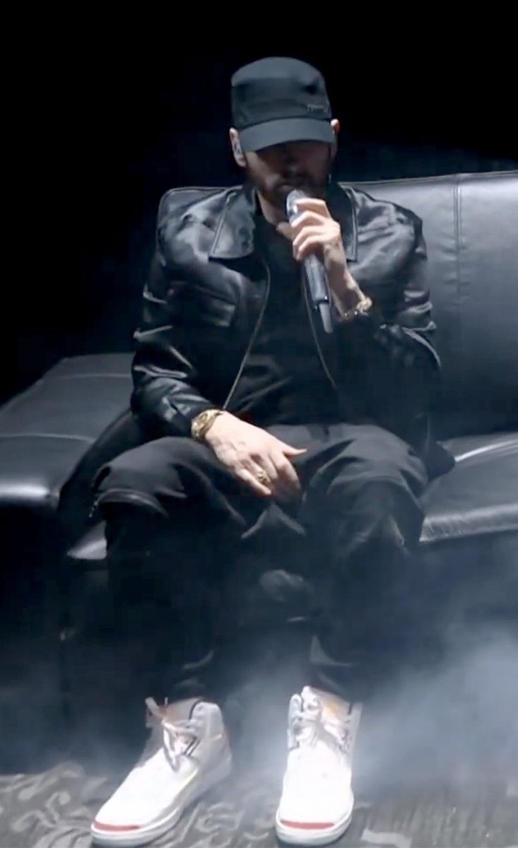 sn4bh7ri's tweet photo. 🚨 EXCLUSIVE: Rapper @Eminem hospitalized after intense back injury due to carrying the entire hip-hop industry. https://t.co/DTWjUYtZUx