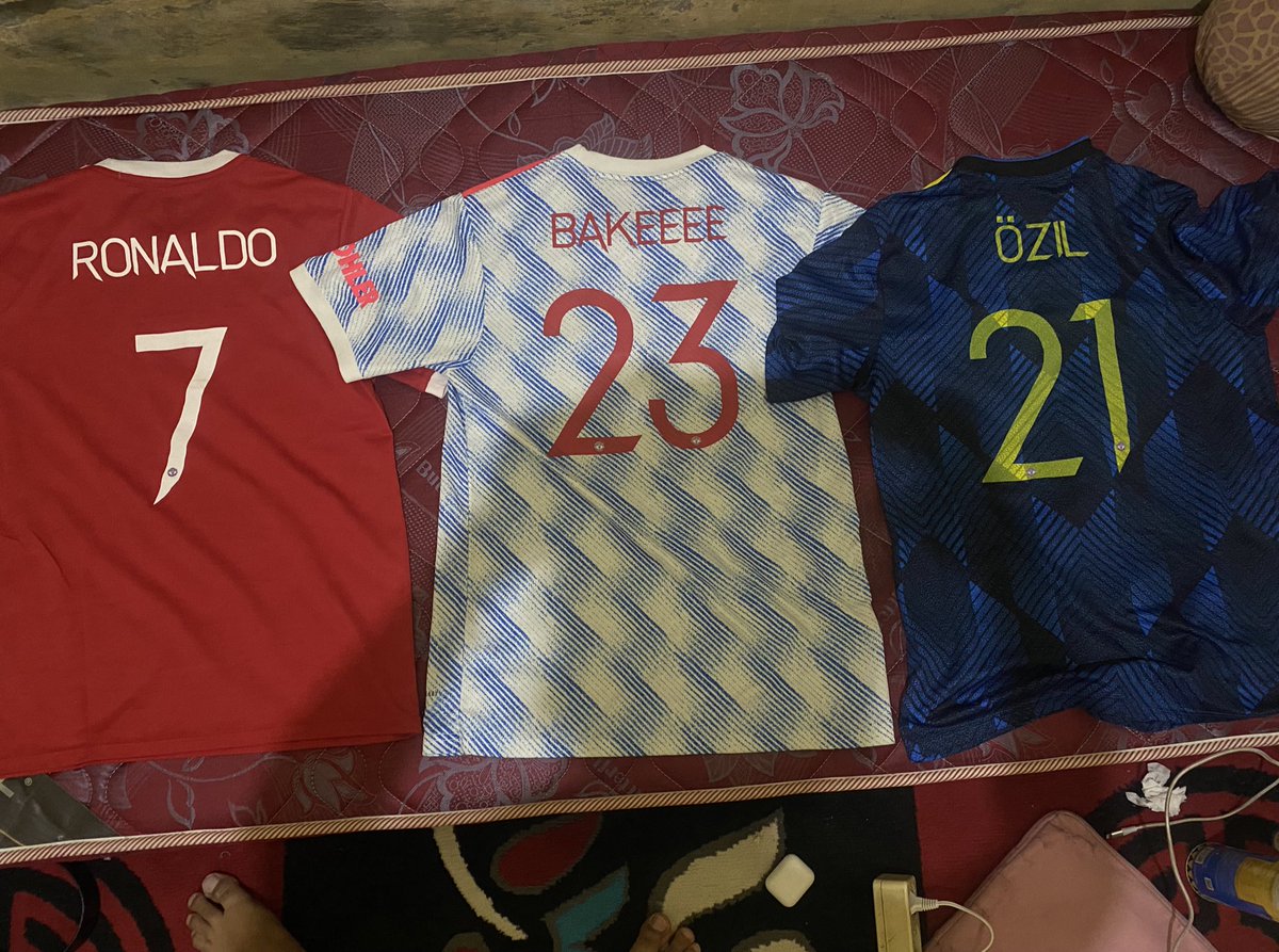 andilhamk's tweet photo. Jersey musim lalu, musim ini wajib beli lagi dengan nametag akhdiyat ozil khelaifi, semoga dia bisa kayak @antony00 kaki kiri main bagus di MU, semangat ozil nakku https://t.co/wWnxPh75j9