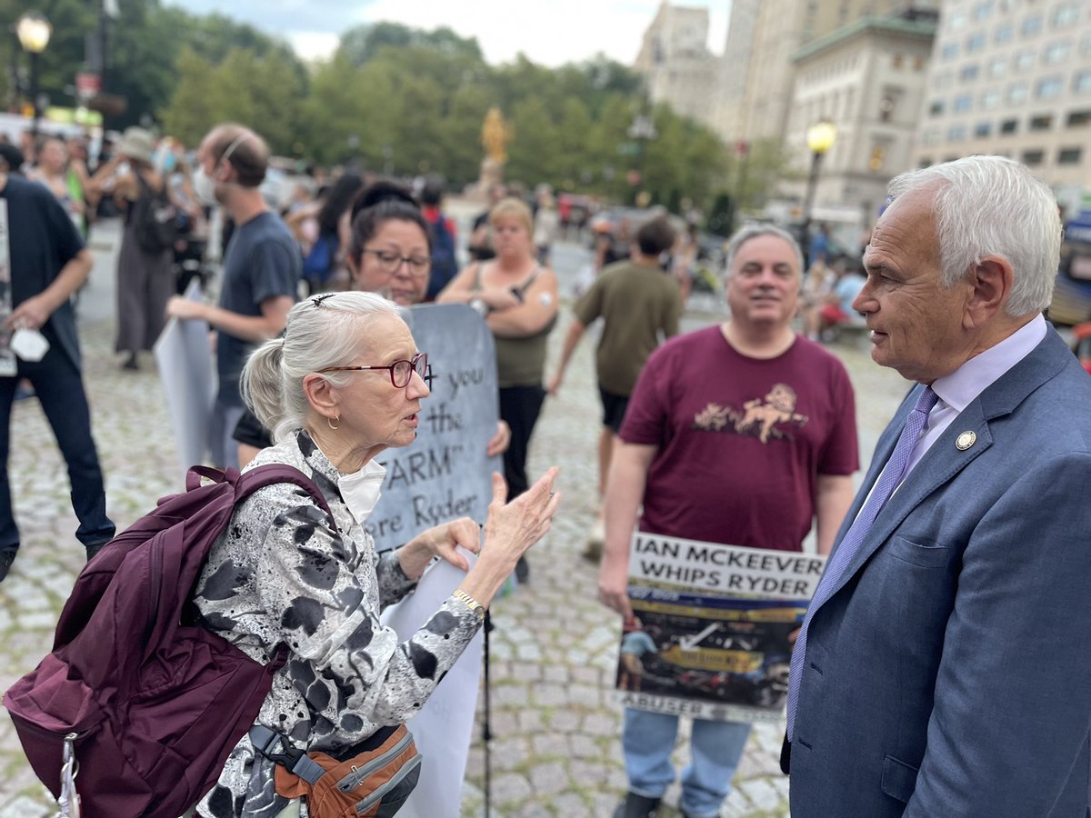 BobHoldenNYC's tweet image. I joined hundreds of compassionate New Yorkers to protest the abuses of the horse carriage industry. 
The residents of this city resoundingly support moving to electric carriages and ending the cruelty that these horses endure.
The world is watching. 

#Pass573LetHorsesBe