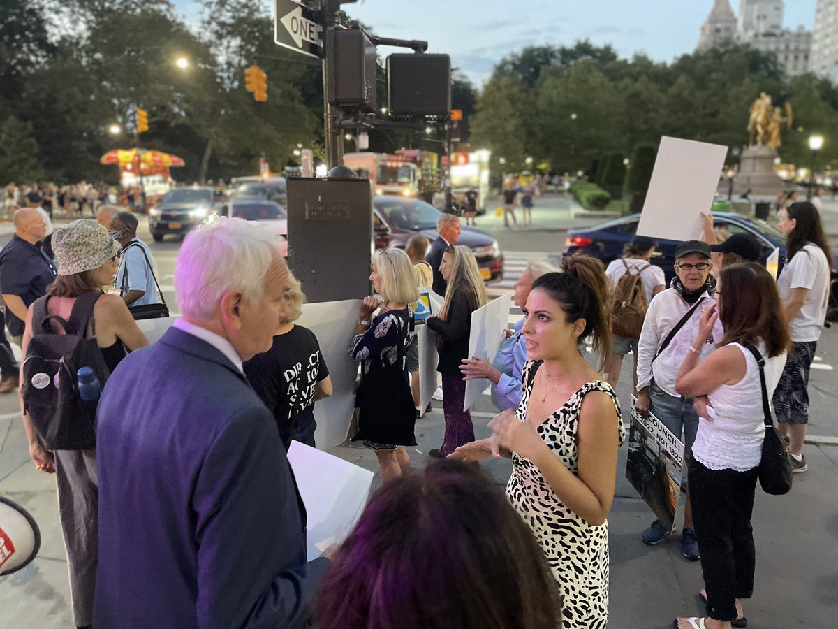 BobHoldenNYC's tweet image. I joined hundreds of compassionate New Yorkers to protest the abuses of the horse carriage industry. 
The residents of this city resoundingly support moving to electric carriages and ending the cruelty that these horses endure.
The world is watching. 

#Pass573LetHorsesBe