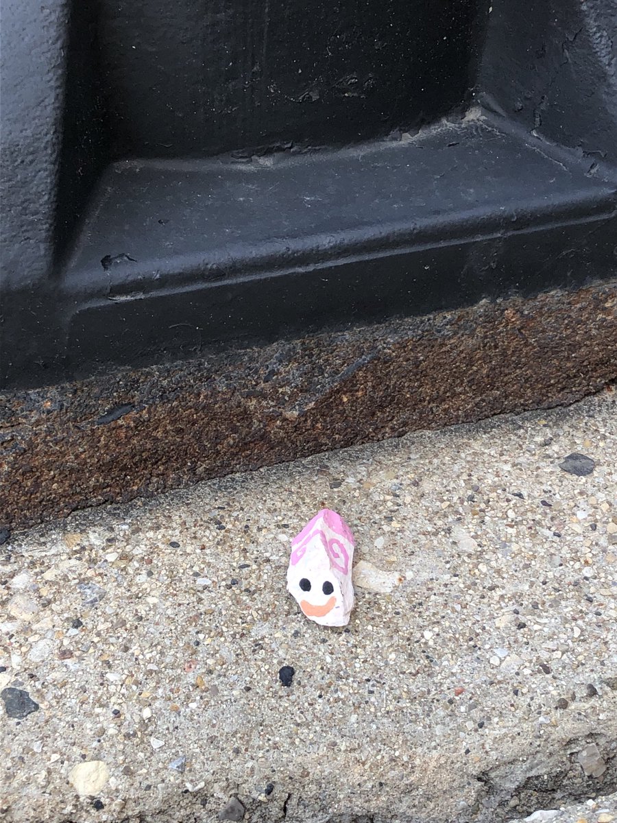 TheLittleProf's tweet photo. Oh, hi, and Happy Tuesday and first day of #ShakespeareInContext at @RooseveltU - what #Shakespeare character do you think this little friend would be? https://t.co/Eo8jeELbT0