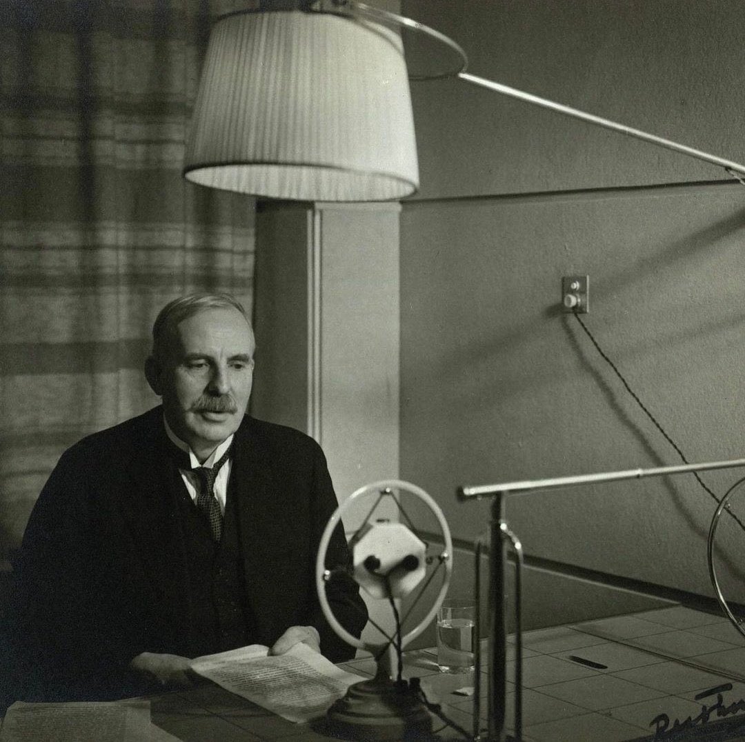 PhysInHistory's tweet photo. Rutherford postulated the nuclear structure of atoms, discovered α-rays and β- rays, and proposed the laws of radioactive decay. He received the 1908 Nobel Prize in Chemistry.

Happy 151st Birthday to Ernest Rutherford, the father of nuclear physics. https://t.co/M3uSNrsgO6