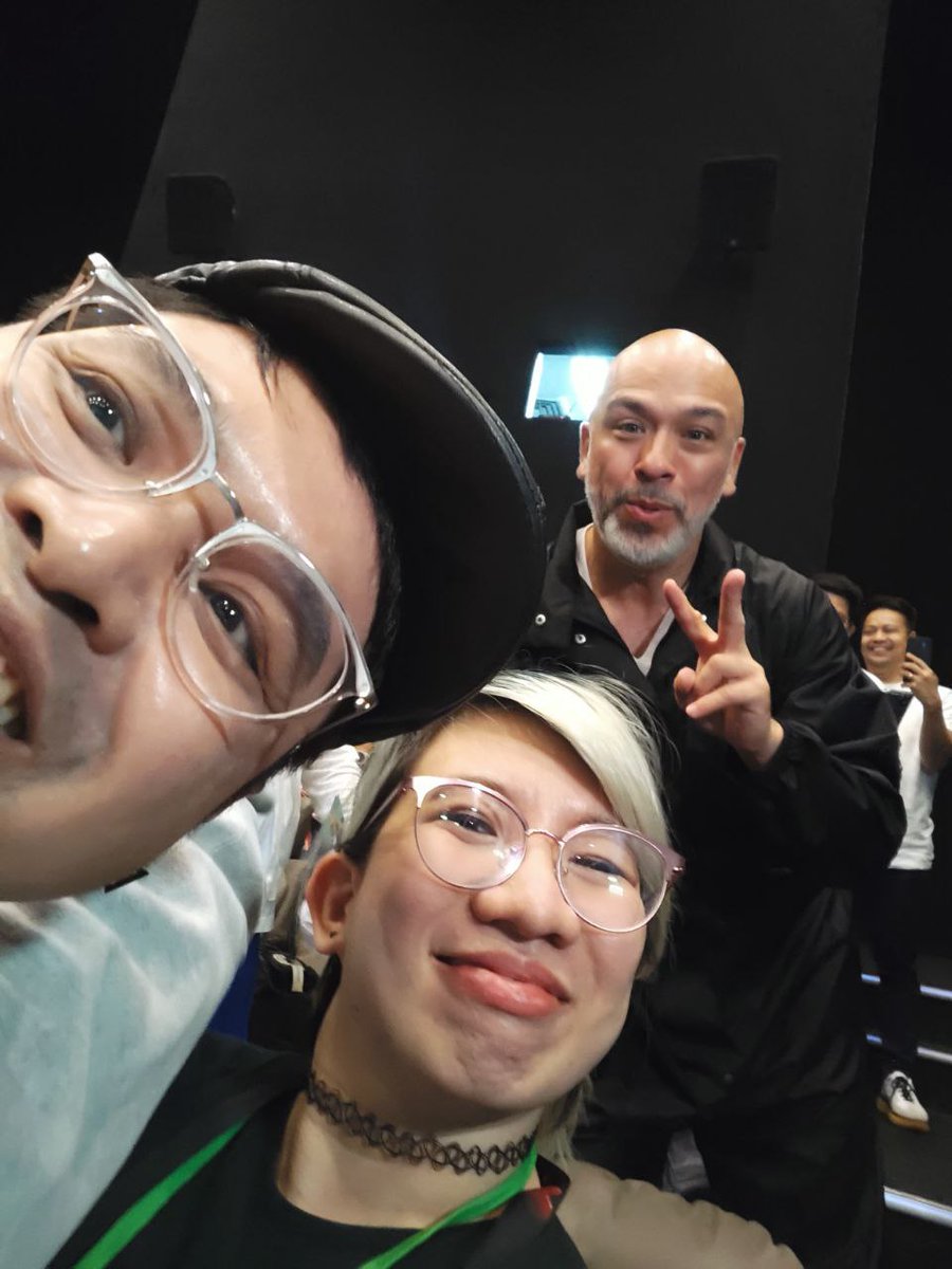 jeralduy's tweet photo. Our best attempt to get a selfie with Jo Koy ๐ @Jokoy #EasterSunday #EasterSundayPH @UniversalPicsPH @smcinema_moa #JoKoyEasterSunday https://t.co/O0kv7b34r5
