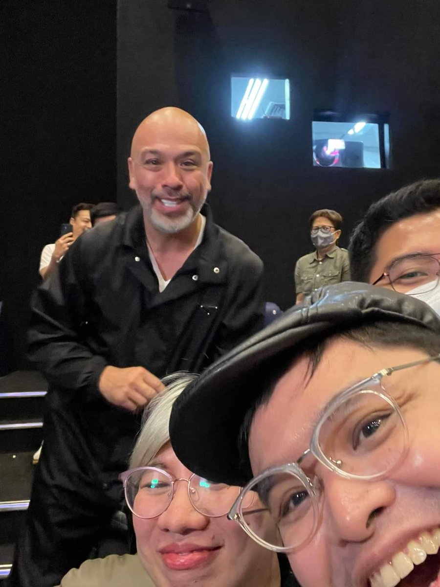 jeralduy's tweet photo. Our best attempt to get a selfie with Jo Koy ๐ @Jokoy #EasterSunday #EasterSundayPH @UniversalPicsPH @smcinema_moa #JoKoyEasterSunday https://t.co/O0kv7b34r5