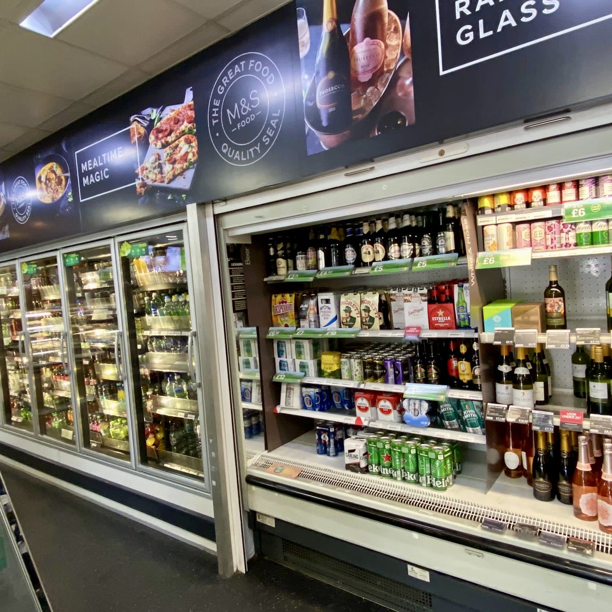 Coldevelopments's tweet image. In just 4 days BP Mychett has been transformed! It now boasts new wall board finishes, new doorsets and new vinyl pelmet branding. All this without even closing!

@bp_UK @marksandspencer #fitoutinteriors #interiors #UK #ColdDevelopments