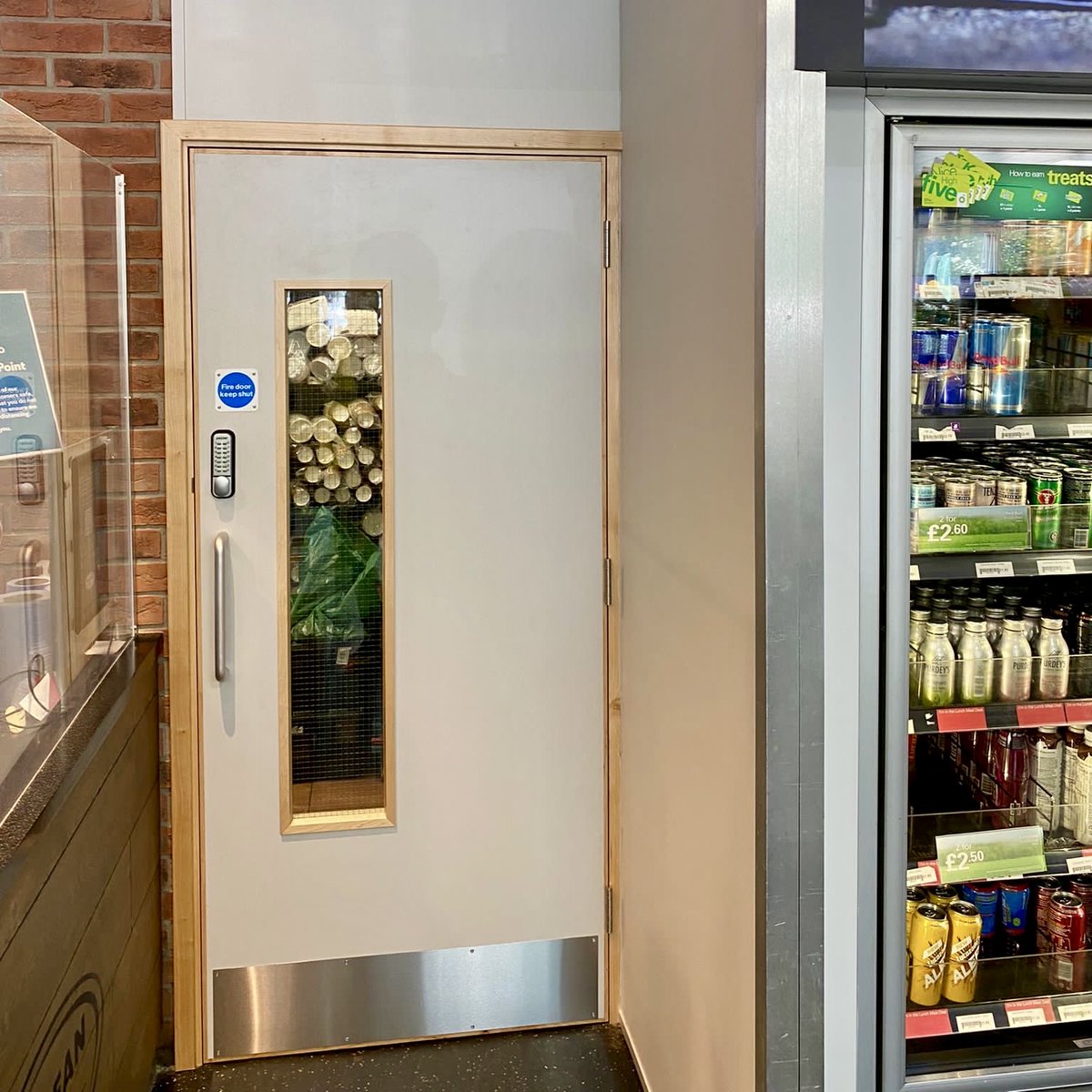 Coldevelopments's tweet image. In just 4 days BP Mychett has been transformed! It now boasts new wall board finishes, new doorsets and new vinyl pelmet branding. All this without even closing!

@bp_UK @marksandspencer #fitoutinteriors #interiors #UK #ColdDevelopments