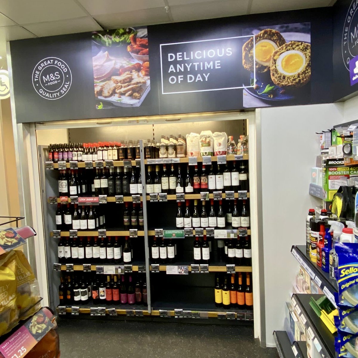 Coldevelopments's tweet image. In just 4 days BP Mychett has been transformed! It now boasts new wall board finishes, new doorsets and new vinyl pelmet branding. All this without even closing!

@bp_UK @marksandspencer #fitoutinteriors #interiors #UK #ColdDevelopments