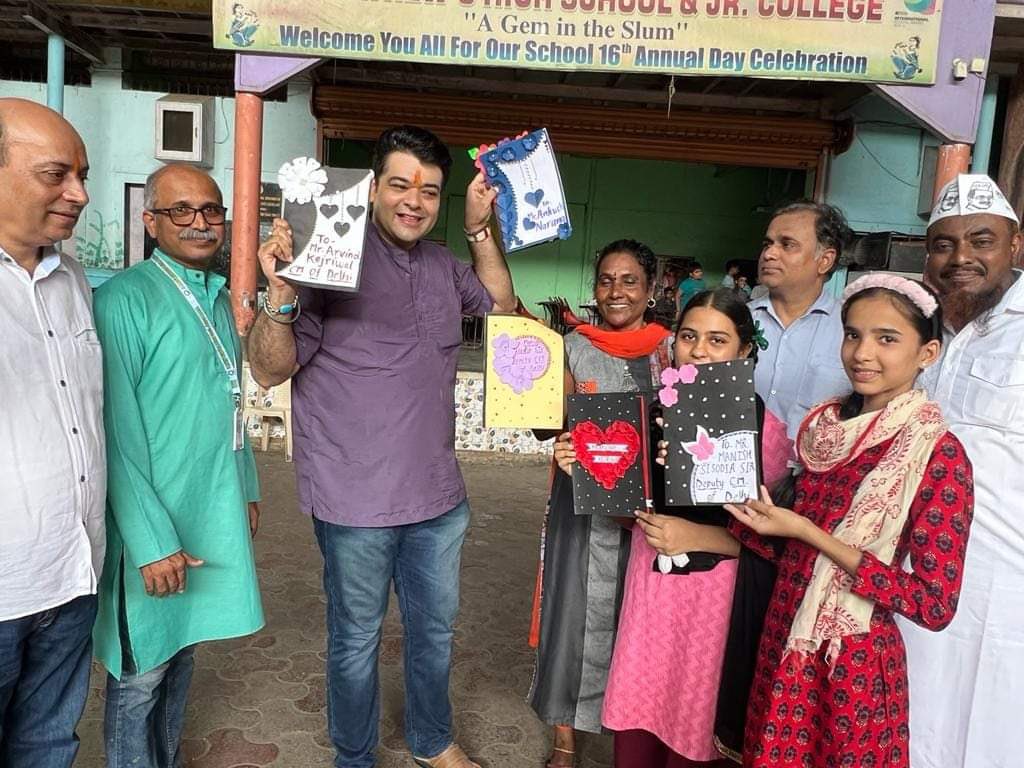 AnkushNarang_'s tweet photo. Pic of the Day:

This is not Delhi, This is Mumbai..

See the love school going children have for the education revolution done by Delhi CM @ArvindKejriwal &amp; Education Minister @msisodia 

Children presented the greeting cards with the beautiful message for Delhi CM &amp; Deputy CM https://t.co/8QoVm0HhYw