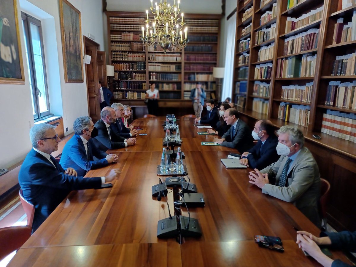 Antonio_Tajani's tweet photo. Con @ManfredWeber in visita nella sede istituzionale di @Confagricoltura. Forza Italia e il Ppe rappresentano un punto di riferimento per tutto il comparto agroalimentare e ci batteremo a livello europeo per difendere l'autenticità dei prodotti italiani e la dieta mediterranea. https://t.co/1JI5AYQtaU