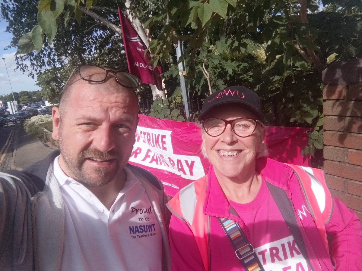 Popped up Hanley duck to show some solidarity with friends manning the @CWUnews picket line.
Public really positive and lots of cars honking their support. Managed to get a little piece of video from Jacky a great CWU rep.
#FoodbankPhil