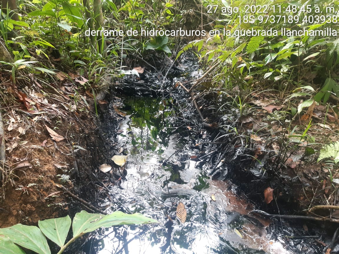 Ecocentristas's tweet photo. 🇵🇪 Nuevo derrame reportado en el #Lote192, en el norte de Loreto. Monitores ambientales de la comunidad kichwa 12 de Octubre informaron que el petróleo se va extendiendo 400 metros a lo largo de su territorio. La #OPIKAFPE exige atención inmediata de autoridades ambientales. https://t.co/T04Yz5glH9