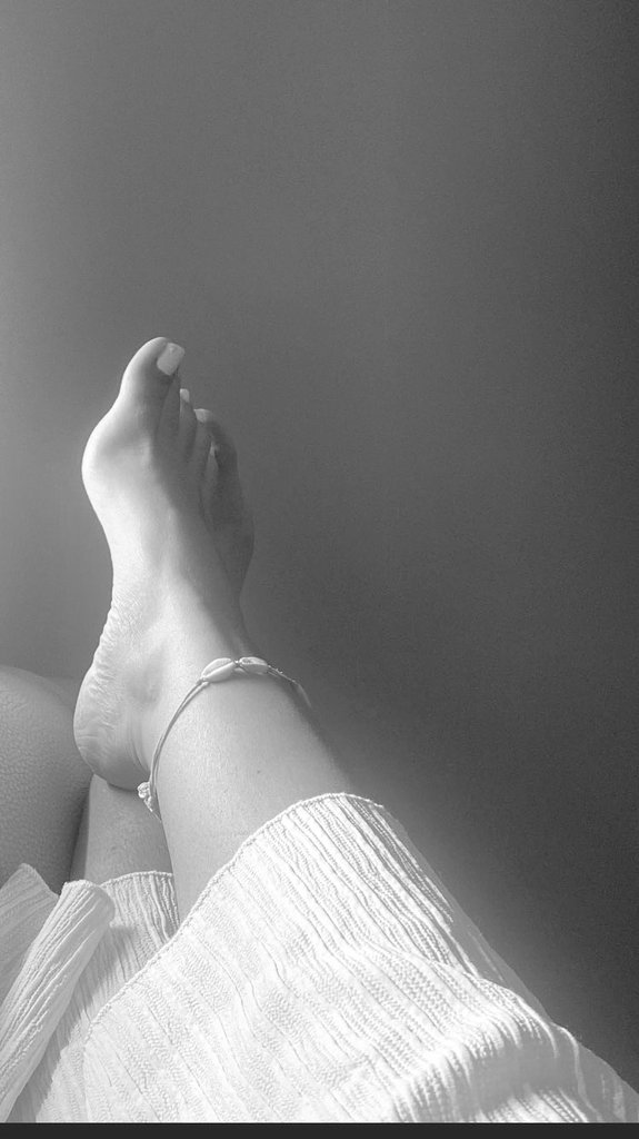 Lindaa_macho's tweet photo. Je vends mes pieds, dm pour plus 
#moneyslaves #MONEY #moneyslavefrance #feetfethish #feetfetiche #feet #fetichiste #fetichistespieds #fetichismepieds #moneyslaves https://t.co/IfBdFjuHXI