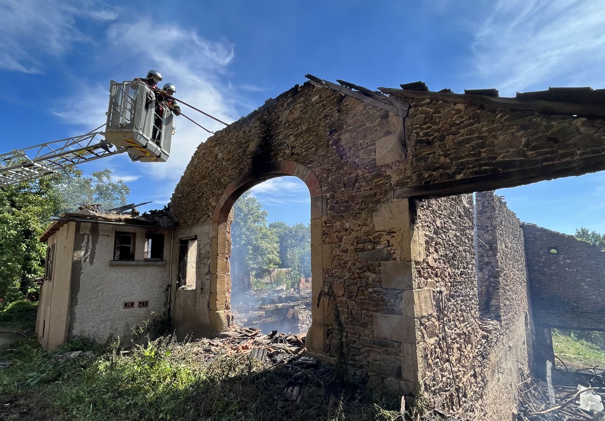 PompiersDuLot's tweet image. Intervention des @PompiersDuLot le 27-08 à #Bannes pour #FeuDeMaison et de #FeuDeGrange. Pas de #Victimes. @Prefet46 
facebook.com/pompiersdulot/…