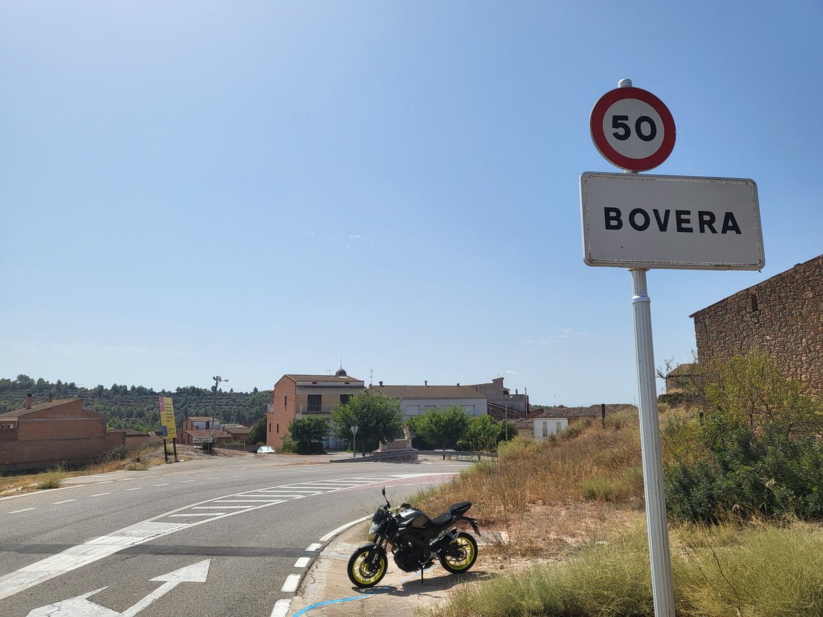 eneeneeneeneen3's tweet photo. Al final de la vertiginosa bajada de La Granadella a Bovera se entra y se cruza el mismo Bovera, lo que a diferencia del 2021 también se cruza Bovera en bajada y el espectáculo se multiplica. Luego de Bovera acabamos en la marca de salida tramo 2021 que + o - será fin en 2022. https://t.co/pwetK3lKPa