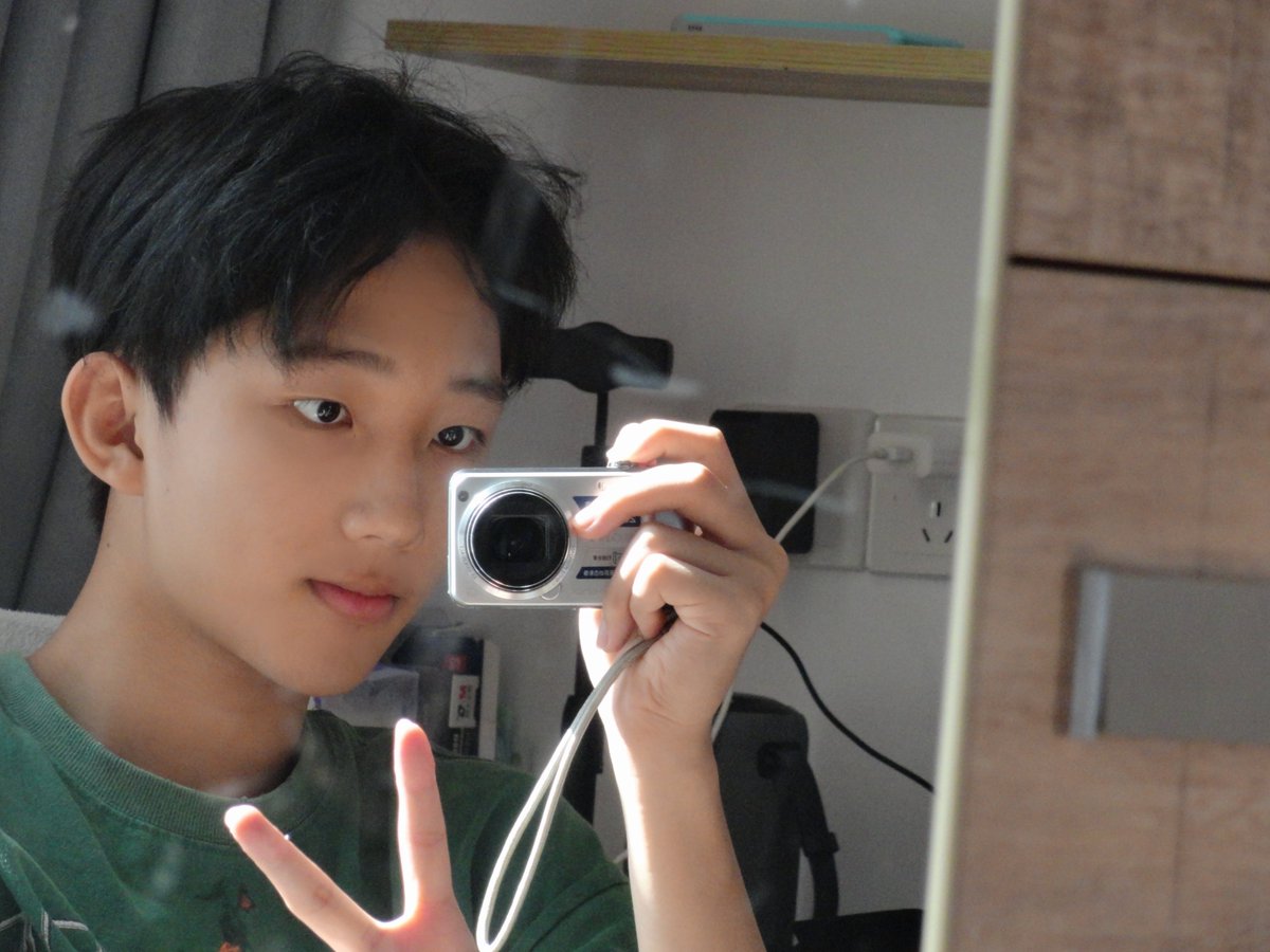 C660601's tweet photo. 要开学了🤔 https://t.co/Av1s7otMhr