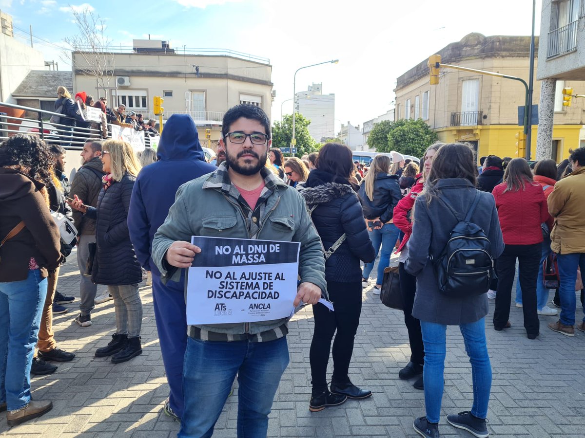 PeriodismoDeIzq's tweet photo. #EntreRíos | En Paraná marchan contra el DNU de Massa, en defensa del sistema de discapacidad. https://t.co/9NjqUkGWeU