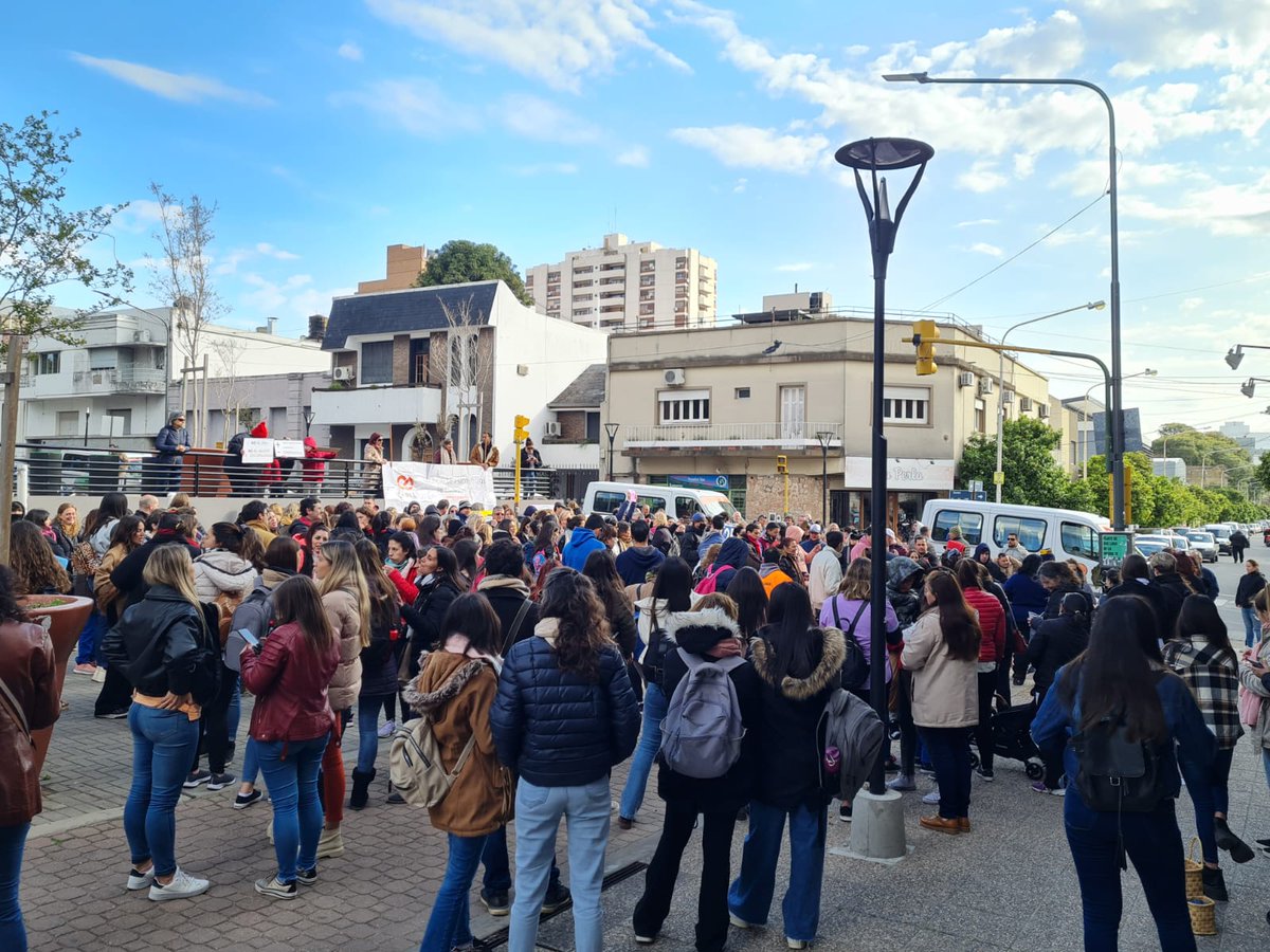 PeriodismoDeIzq's tweet photo. #EntreRíos | En Paraná marchan contra el DNU de Massa, en defensa del sistema de discapacidad. https://t.co/9NjqUkGWeU