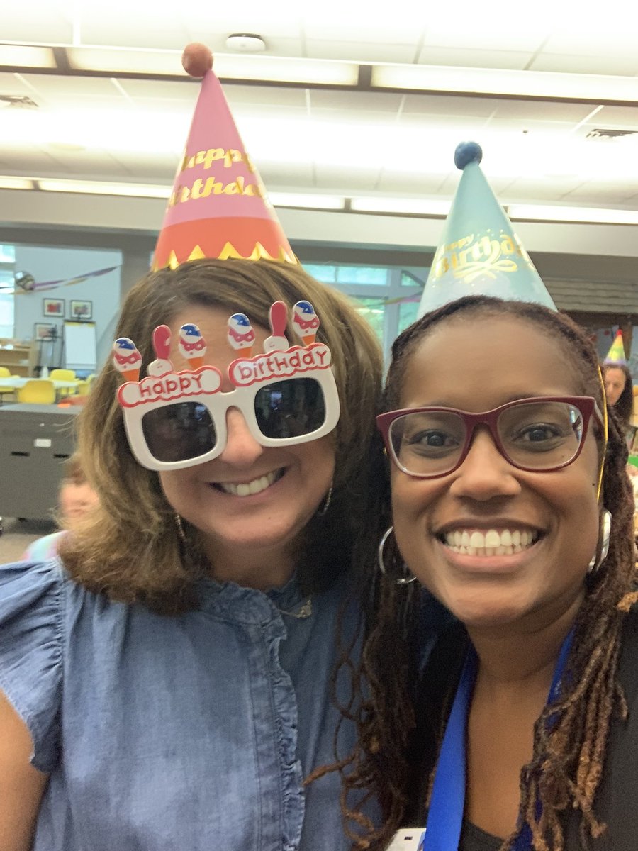 OCEEPrincipal's tweet image. It’s birthday book day @OceeElem! We are so excited to celebrate our students with August birthdays today! And there is really no better gift than a new 📕! Thanks to the Ocee SGC for helping us ensure that #everychildreads @FultonZone6