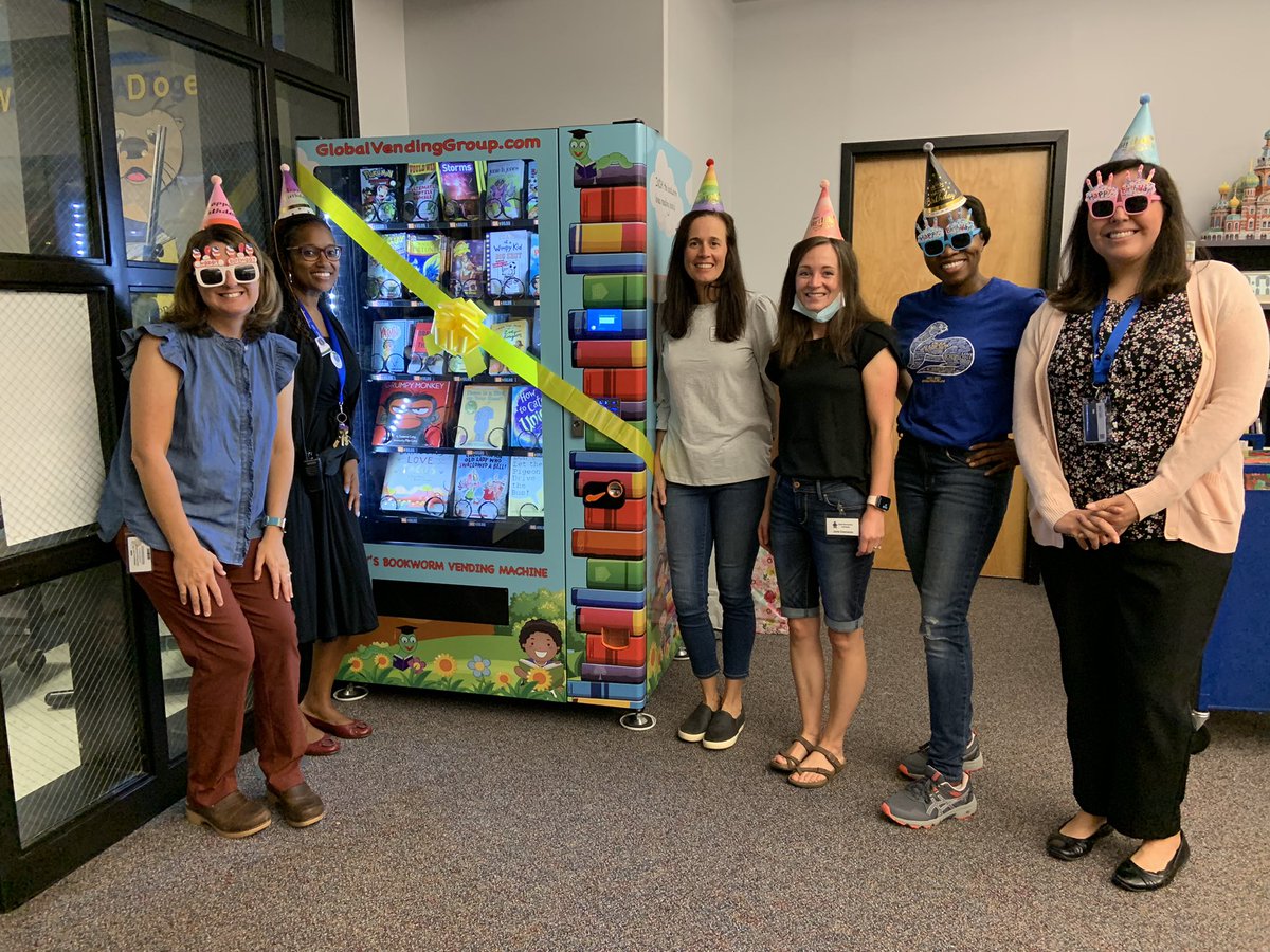 OCEEPrincipal's tweet image. It’s birthday book day @OceeElem! We are so excited to celebrate our students with August birthdays today! And there is really no better gift than a new 📕! Thanks to the Ocee SGC for helping us ensure that #everychildreads @FultonZone6