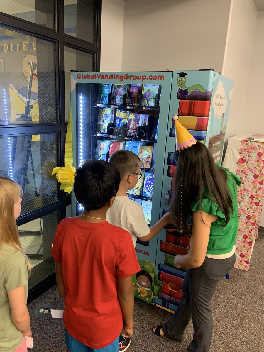 OCEEPrincipal's tweet image. It’s birthday book day @OceeElem! We are so excited to celebrate our students with August birthdays today! And there is really no better gift than a new 📕! Thanks to the Ocee SGC for helping us ensure that #everychildreads @FultonZone6