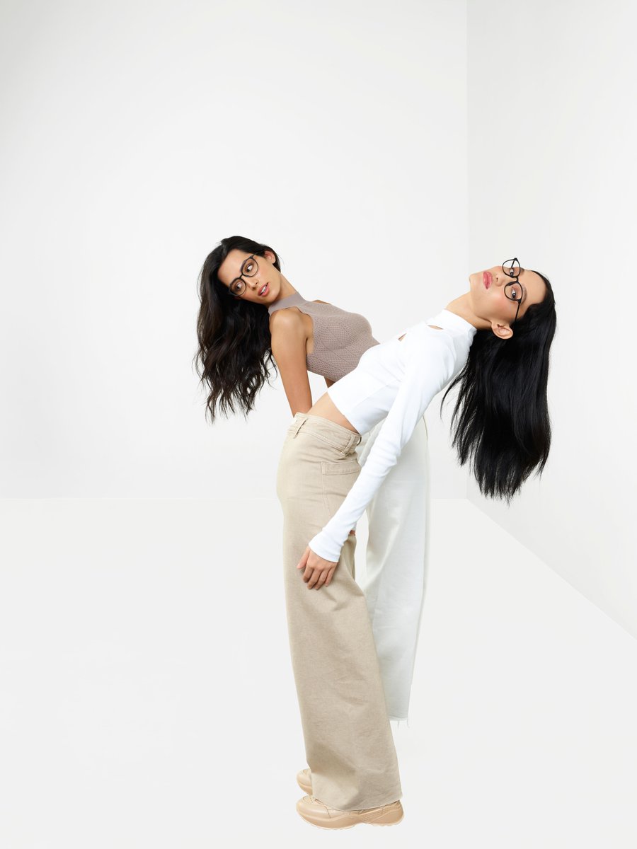 Lenskart_com's tweet photo. Tap into the next-gen eyewear with Air Wrap π #LenskartAW22
Shop now https://t.co/20tdZBAUDR
#Lenskart #AirWrap #EyewearTrends #EyewearStyles #BlackFrames https://t.co/3CREJ2Wqjt