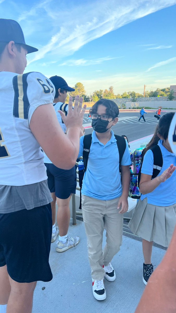 ELPASO_ISD's tweet photo. High-Five future T-Birds! π The @HaskinsPK8 Sun Bears kicked off their βοΈ morning with a special visit from the @coronado_high β‘ football team. Thank you T-Birds for visiting your feeder-pattern elementary school to inspire our students for a new day! #ItStartsWithUs #GoEPISD https://t.co/4vkBZJ8G10