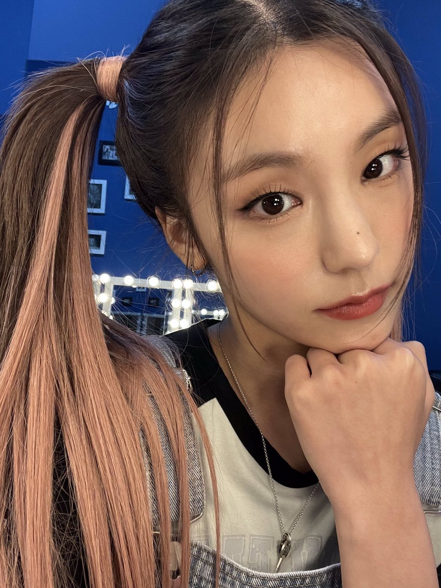 yeji bubble 🖤 tweet media
