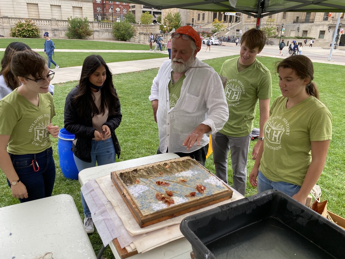 HoldingHistory's tweet image. Save the date! Papermaking on Library Mall is back. Join us Thursday, Sept. 29: 1-4 PM. loom.ly/JX6ImfU

Stop by anytime and experience the joy of making a sheet of handmade paper from recycled rags and local wheat straw. Look for our bright green tent! #papermaking