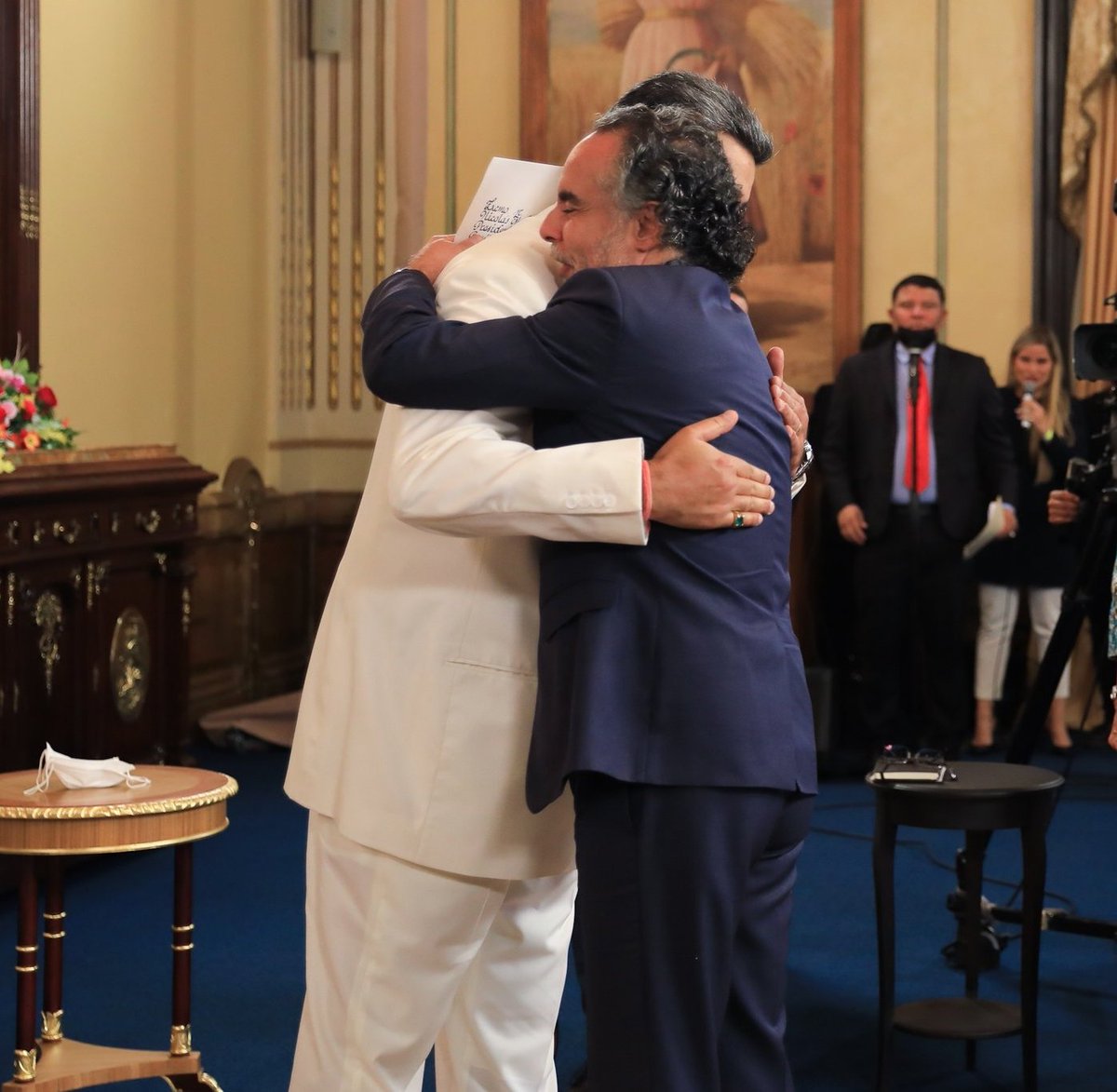 El orinoco y el magdalena se abrazarán
Entre canciones de selva
Y tus niños y mis niños
Le cantarán a la paz

#VenezuelaEnVictoria <a href="/petrogustavo/">Gustavo Petro</a> <a href="/NicolasMaduro/">Nicolás Maduro</a>