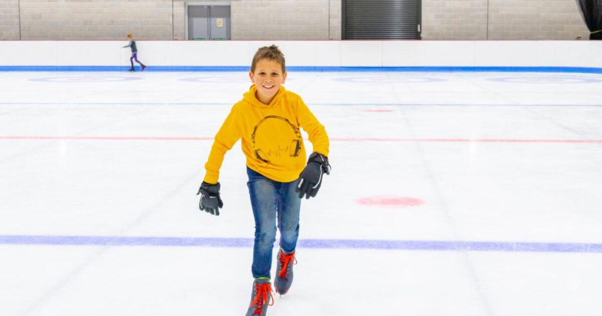 activestirling1's tweet photo. If you’re looking for a new activity to enjoy, skating is a great way to help build confidence & develop co-ordination skills. Book Now https://t.co/tfutuCMmB7! Get your skates on and join us on the ice @thepeakstirling #Learntoskateprogramme #iceskatinglessons #5-16yrs https://t.co/gAHzc0zpHK
