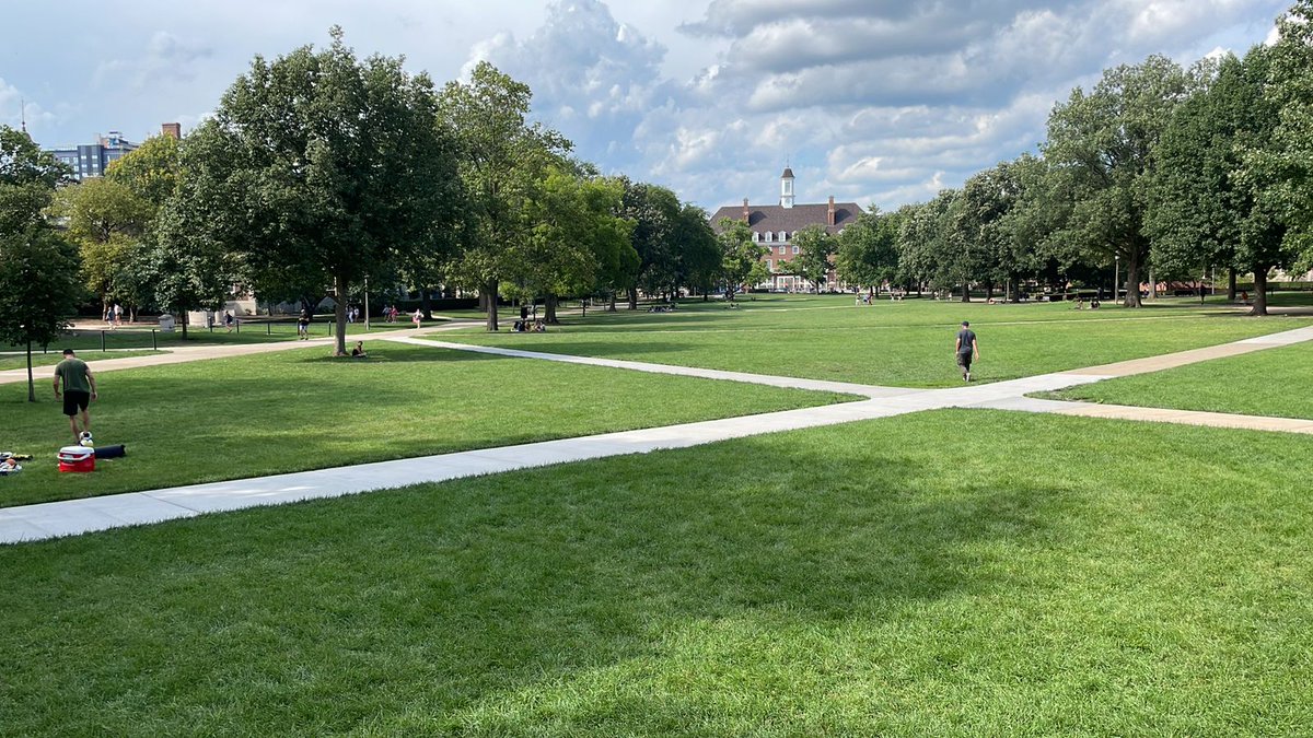 Visitamos la Universidad de illinois, la que más aporta a la investigación agropecuaria en EEUU. Nos recibió el decano Germán Bollero, Argentino y reconocido investigador. Nos comentó los avances para el sector, de cara a los próx. 10 años.  <a href="/UofIllinois/">University of Illinois</a>