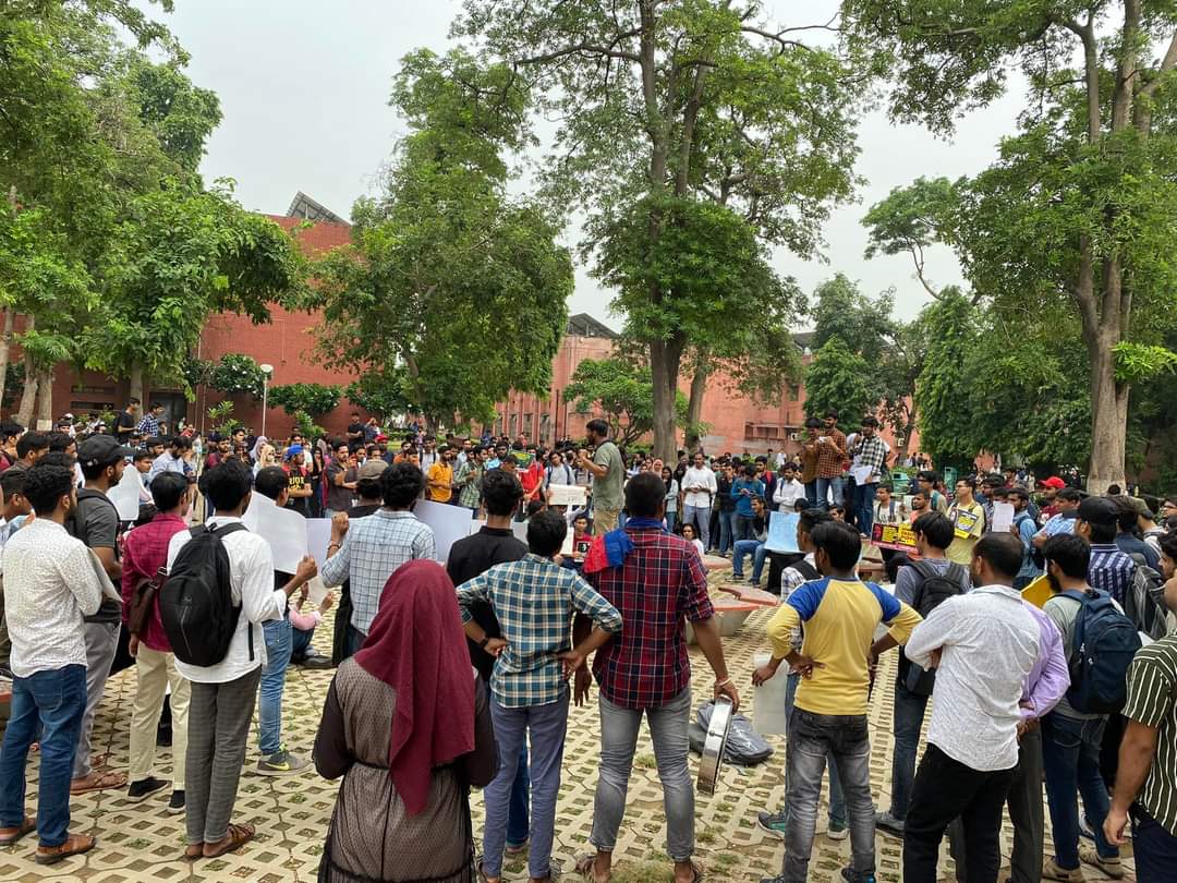 JsfJamia's tweet photo. Students of @jmiu_official gathered at Central canteen premisesin solidarity with MPhil-Phd Scholar Safoora Zargar. Students from Various faculty Centre collectively agitated against the varsity administration regarding Cancellation her admission. 
#SafooraZargar https://t.co/54d5pHFKFm