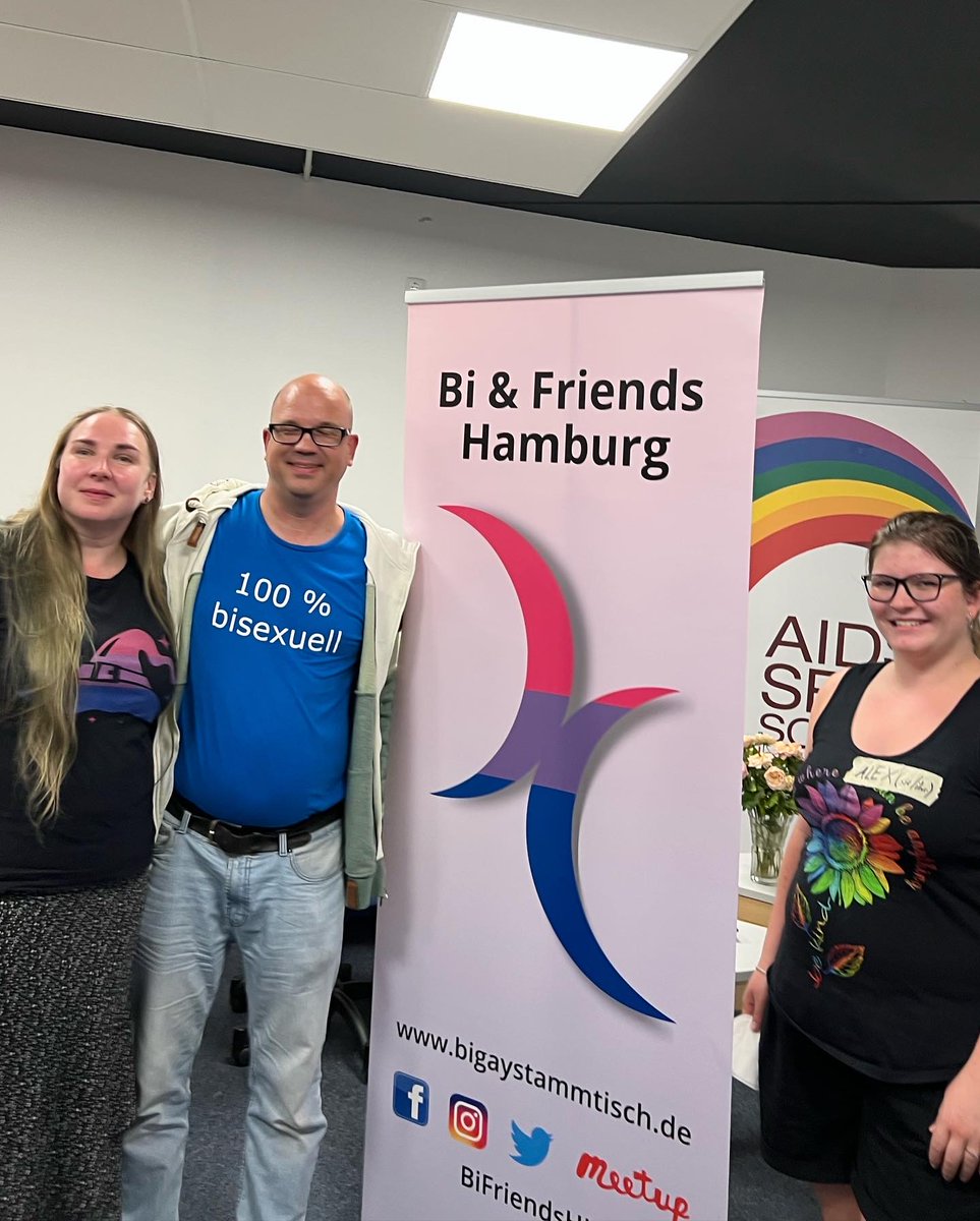 BiPlusPride's tweet photo. Rückblick zum CSD Hamburg 2022 Anfang August mit Workshops (Beziehungsformen, Bi+Pride-Vorbereitung und Vielfalts-AGs), Bi-Stand und Fußgruppe auf der Demo
#csdhamburg #hamburgpride #csd #csd2022 #bisexuell #bisexual #biflagge #biflag #bivisibility #workshop #bipluspride #bipride https://t.co/IotIoEQnVk