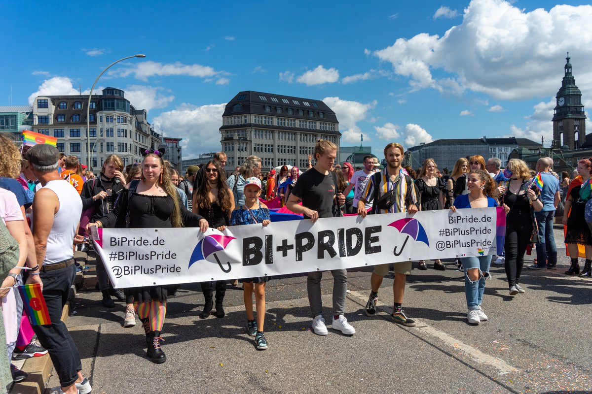 BiPlusPride's tweet photo. Rückblick zum CSD Hamburg 2022 Anfang August mit Workshops (Beziehungsformen, Bi+Pride-Vorbereitung und Vielfalts-AGs), Bi-Stand und Fußgruppe auf der Demo
#csdhamburg #hamburgpride #csd #csd2022 #bisexuell #bisexual #biflagge #biflag #bivisibility #workshop #bipluspride #bipride https://t.co/IotIoEQnVk