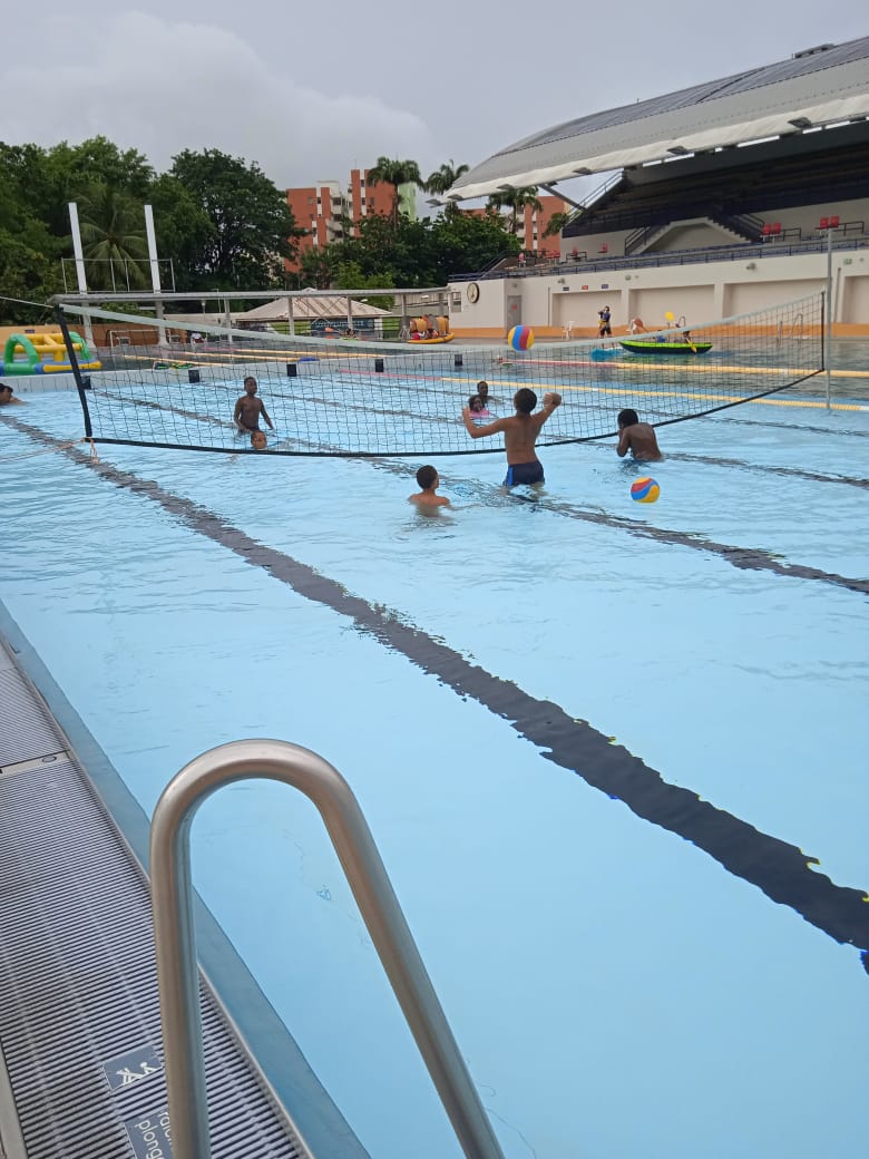 Les élèves de l'#école ouverte d'Andrivon #Milton bénéficient de soutien français et mathématiques puis pratiquent les activités #natation paddle pédalo kayak au centre #aquatique du Lamentin <a href="/acmartinique/">Académie de Martinique</a> <a href="/CircoFdF1/">Circo FORTdeFRANCE 1</a> <a href="/fdfville/">Fort-de-France Ville</a> <a href="/EPrioritaire972/">Edu_Prioritaire972</a>