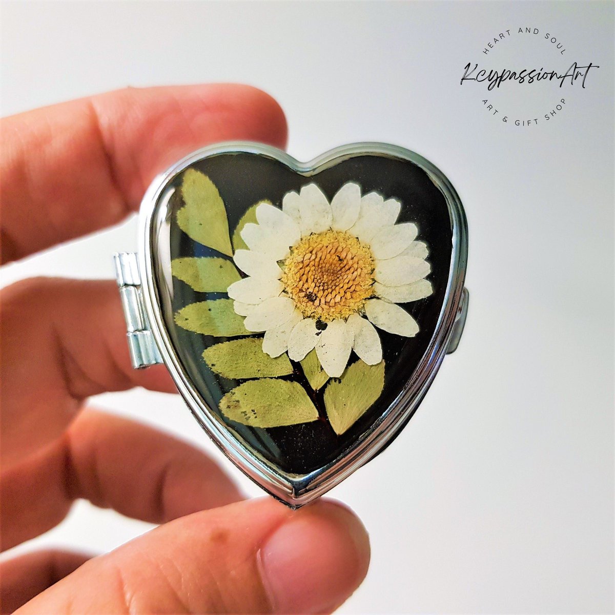 art_kcy's tweet photo. Excited to share the latest addition to my #etsy shop: Pressed Dried White Daisy Flower and Leaves Coated With High Quality Clear Resin Pill Box #UKGiftHour #UKGiftAM #ukgirl #handmadegift #giftideas #cutepillcase #pillcase #pillorganize #pillboxforpurse https://t.co/JTcqSiwcvY https://t.co/L8OanNsJiR