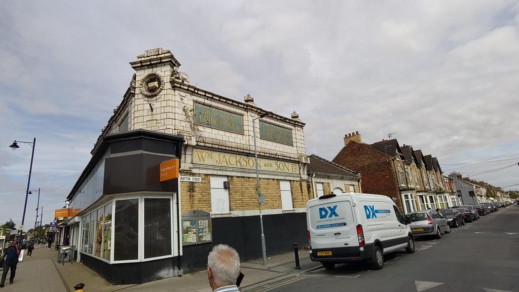 iamadonut's tweet photo. This lovely facade in Newland deserves preservation and restoration. #hull @Hullccnews #wespentthedayinhull https://t.co/Hm24sOijjk