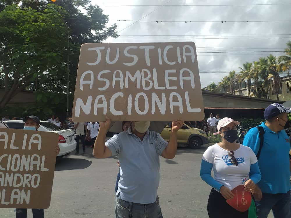 ElPitazoTV's tweet photo. #TuPitazo | Este #30ago, compradores de las viviendas de los proyectos "Cima Guatire" se encuentran protestando frente a los tribunales de Cloris, en Guarenas, #Miranda, pidiendo justicia por las familias afectadas - vía Infociudadano @CarlosNovoT @mueveteGuarenas https://t.co/X8DAF6NK6e