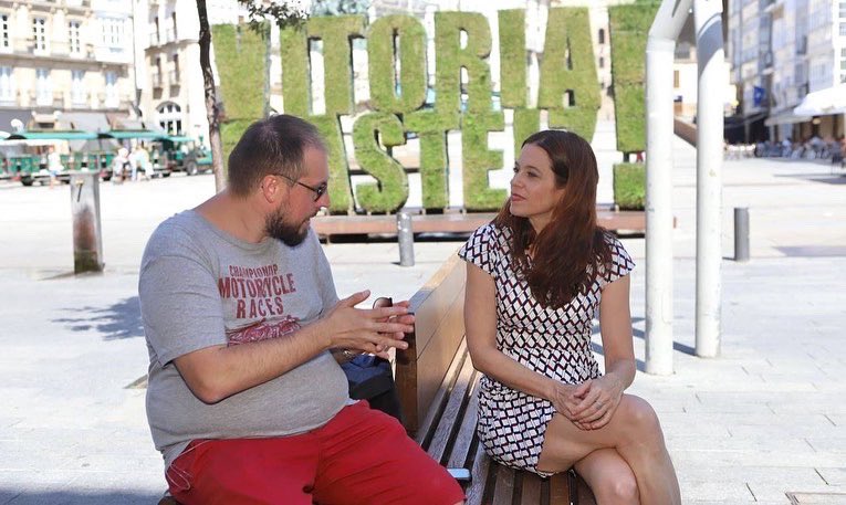 metxebarria_vg's tweet photo. 🎙 Hemos podido recorrer lugares emblemáticos de la ciudad y @TGalharague del medio @bdxfood me ha entrevistado para su serie de podcasts sobre "Living 24 hours like a local" : Gastronomy, Sports, Industry.

#turismovitoria #alavaturismo https://t.co/3pmScHSdLb