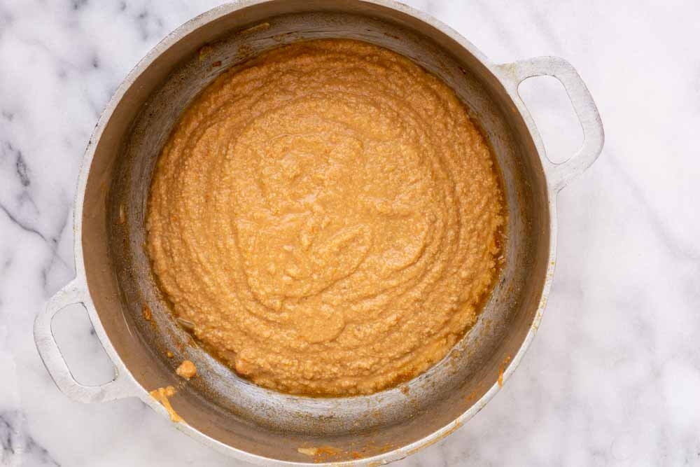 Wondering why cashews are so great for thickening sauces? Their neutral flavor helps, but also their high fat and low moisture content do! foodcrumbles.com/using-cashews-…
