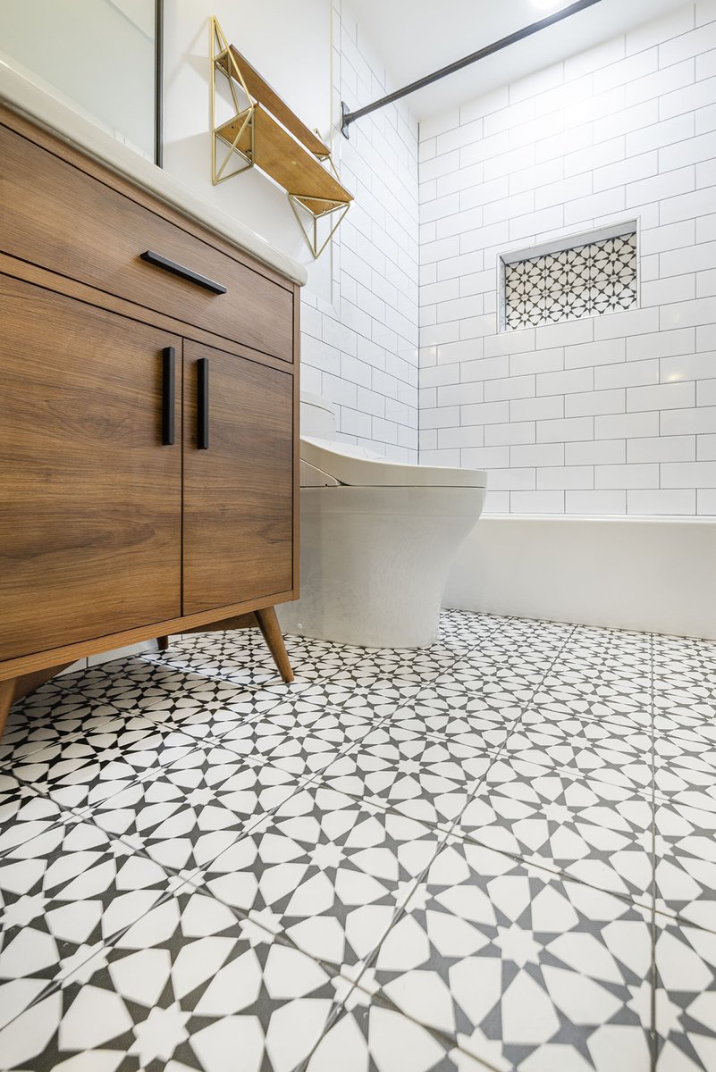 SolidRemodeling's tweet photo. Mid-Century Modern Primary Bathroom Remodeling in Alexandria, VA

#bathroomdesign #bathtubfaucet #blackandgold #blackandwhite #blackframedmirror #bronzefixtures #pulls #geometrictiles #goldfixtures #walnutvanity #midcenturybathroom #midcenturyvanity #midcentury #niche #subwaytile https://t.co/8Ca9njelHS