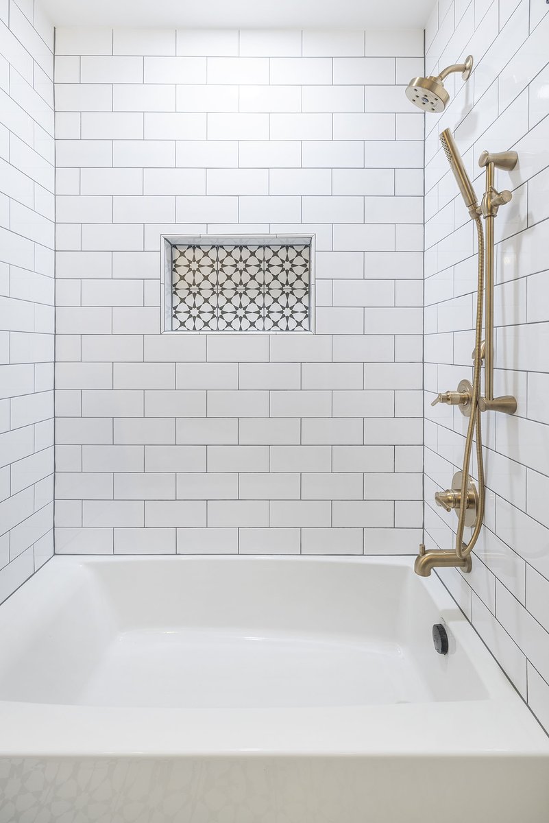 SolidRemodeling's tweet photo. Mid-Century Modern Primary Bathroom Remodeling in Alexandria, VA

#bathroomdesign #bathtubfaucet #blackandgold #blackandwhite #blackframedmirror #bronzefixtures #pulls #geometrictiles #goldfixtures #walnutvanity #midcenturybathroom #midcenturyvanity #midcentury #niche #subwaytile https://t.co/8Ca9njelHS