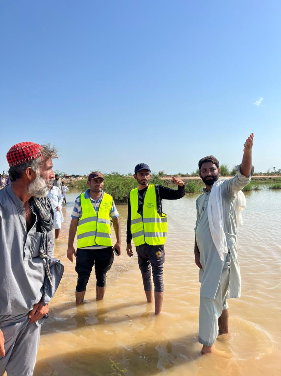 MSfoundationPK's tweet photo. Our team Visiting flood affected areas and assessing needs of people in District Taunsa. 

Donate Now:

Title:         Million Smiles Foundation
Bank:        Allied Bank Limited
A/c:          0010090275420015 
IBAN:        PK96ABPA0010090275420015

#FloodRelief https://t.co/Ck9YpJxvNJ